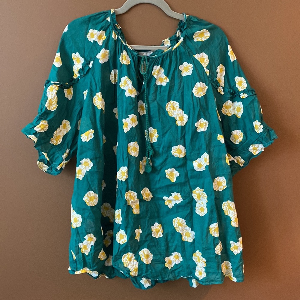 Daniel Rainn plus lightweight top